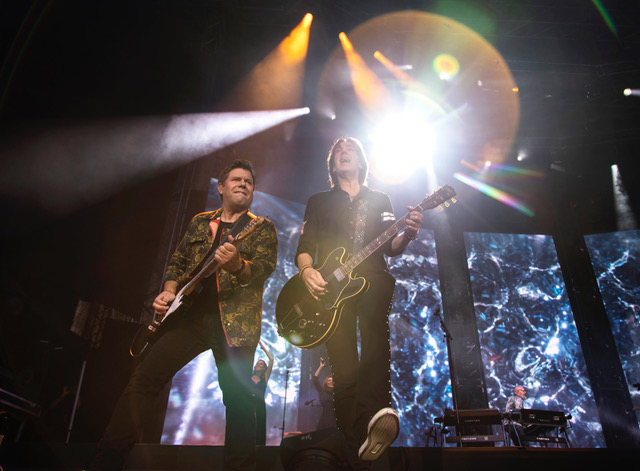 Gyllene Tider uppträder på Nya Ullevi under sin avskedsturné.