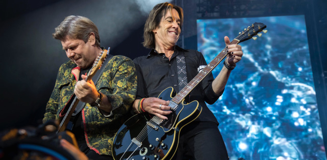 Gyllene Tider uppträder på Nya Ullevi under sin avskedsturné.